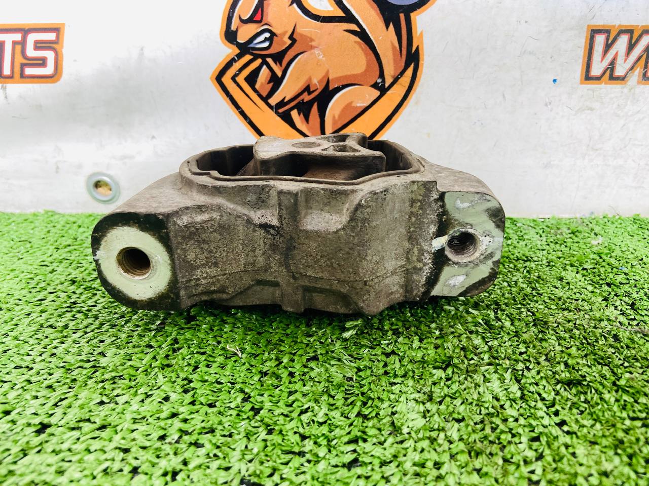 LR039527 Lower motor mount Range Rover Evoque L538 (2012-2018) Used cost 40 € in stock 6 pcs.