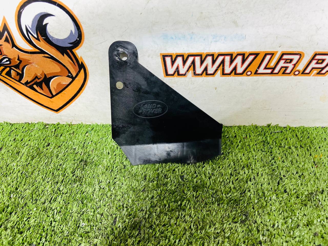 LR062085 Thermostat bracket Range Rover Sport L494 (2013-2023) Used cost € in stock 1 pcs.