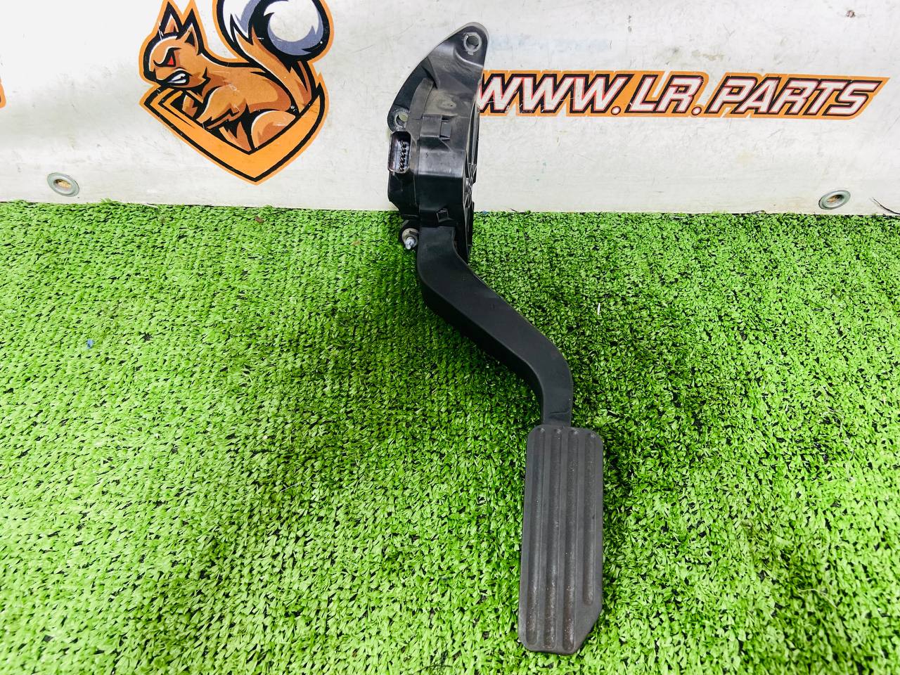 LR062130 Assembled accelerator pedal for Land Rover Discovery 5 L462 (2017-) Used cost 123 € in stock 1 pcs.