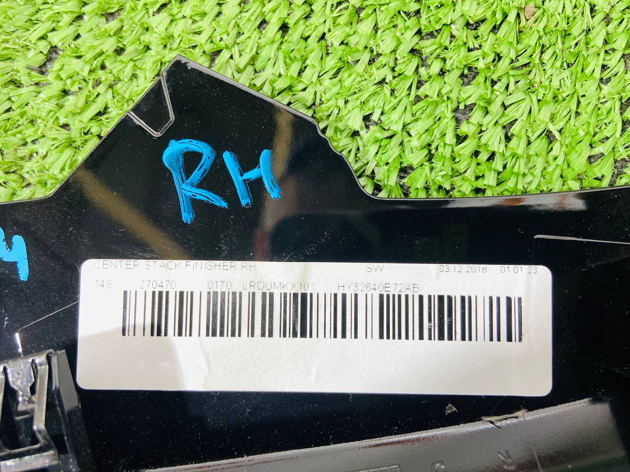 LR081273 Trim molding right panel Land Rover Discovery 5 L462 (2017-) Ebony Used cost € in stock 1 pcs.