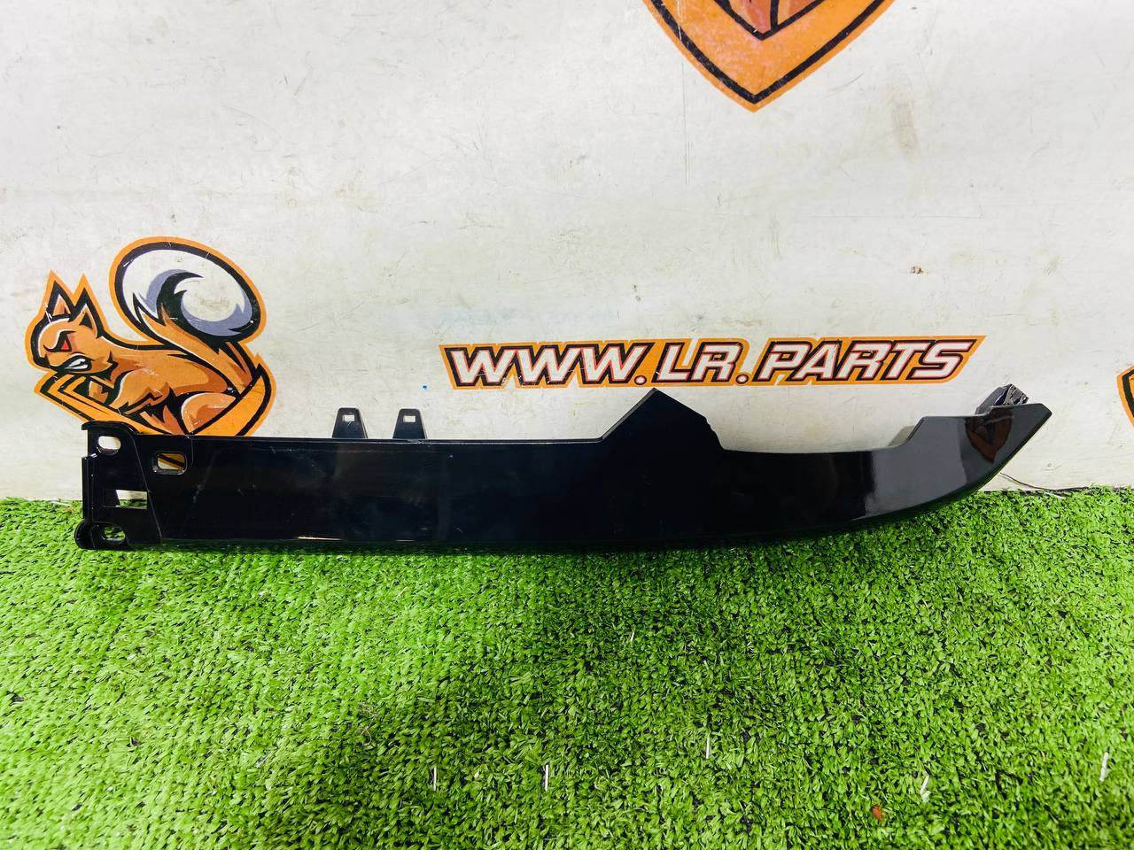 LR081276 Left Ebony Dashboard Trim Molding Land Rover Discovery 5 L462 (2017-) Used cost € in stock 1 pcs.