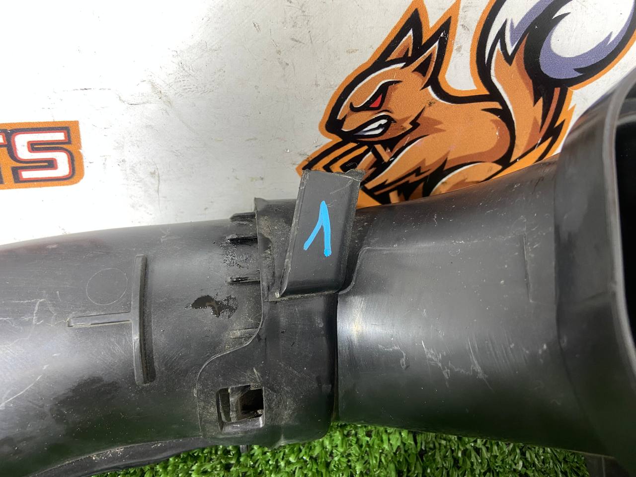 LR082417 Air duct, right, from wing to filter Land Rover Discovery 5 L462 (2017-) used - Image 16
