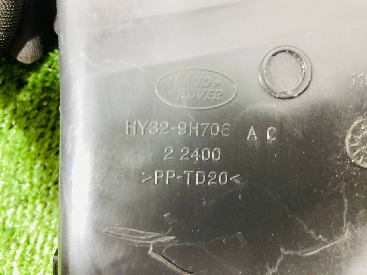 LR082417 Air duct, right, from wing to filter Land Rover Discovery 5 L462 (2017-) used - Image 17