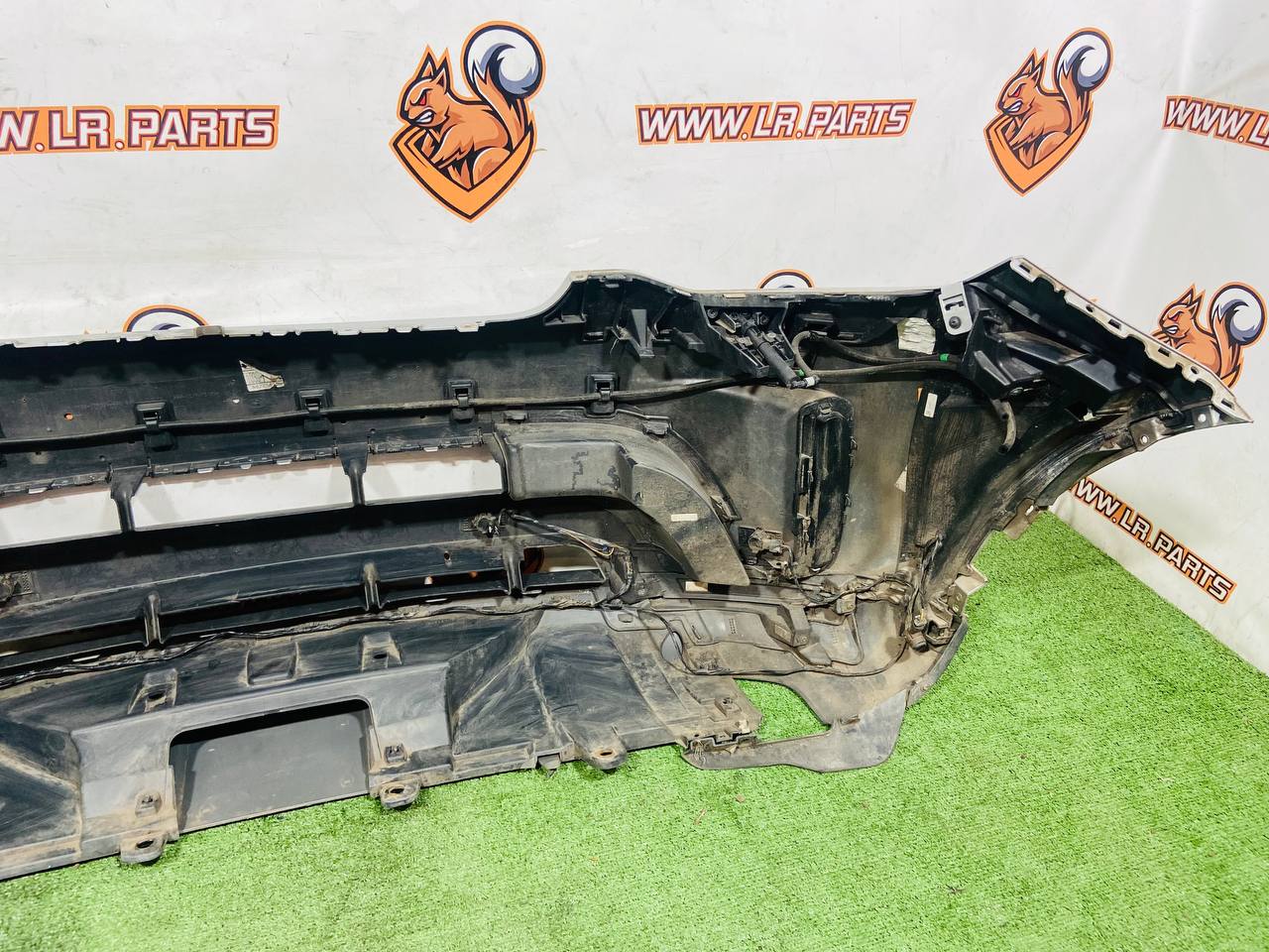 LR083059 Front bumper assembly for Land Rover Discovery 5 L462 (2017-) Used - Image 24