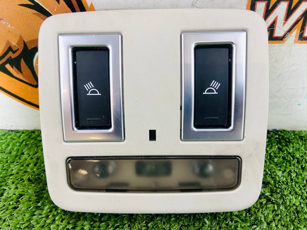 LR084343 Rear assembled ceiling console for Land Rover Discovery 5 L462 (2017-) Used cost 96,35 € in stock 1 pcs.