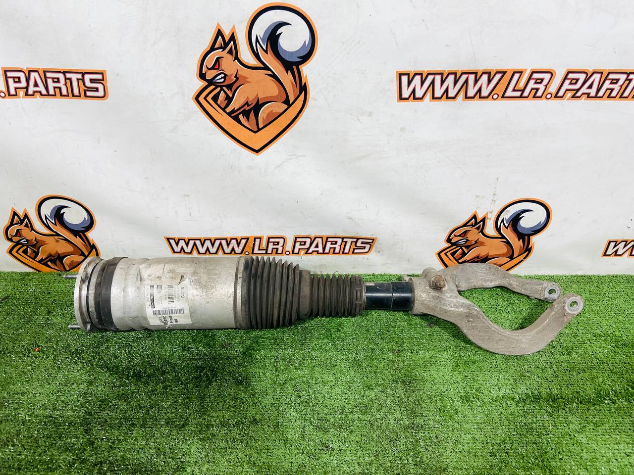LR087084KIT Front Right Shock Absorber with Bracket for Range Rover Sport L494 (2014-2022) Used cost € in stock 2 pcs.