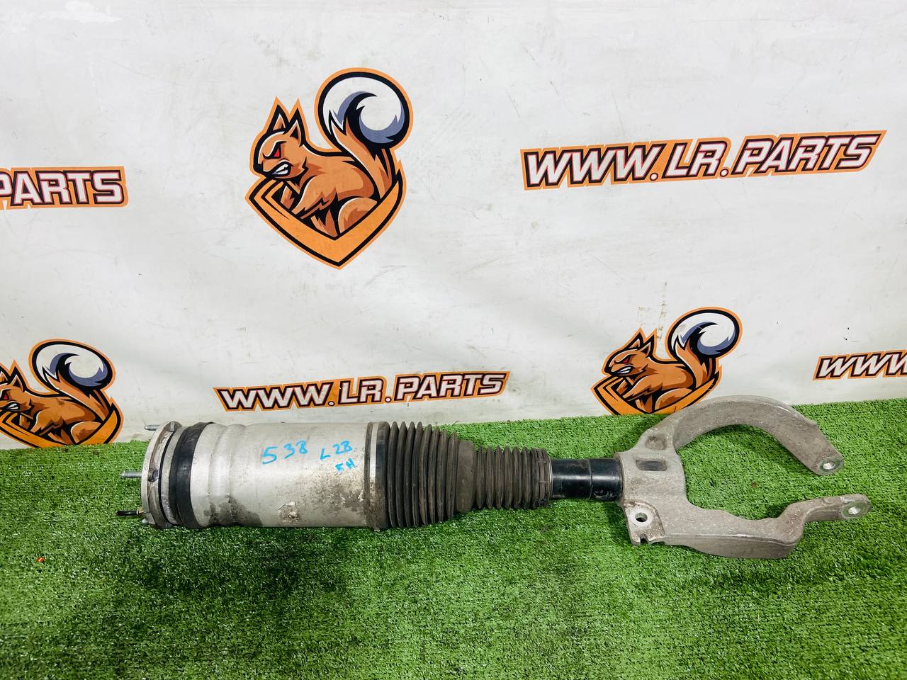 LR087084KIT Front Right Shock Absorber with Bracket for Range Rover Sport L494 (2014-2022) Used cost € in stock 2 pcs.