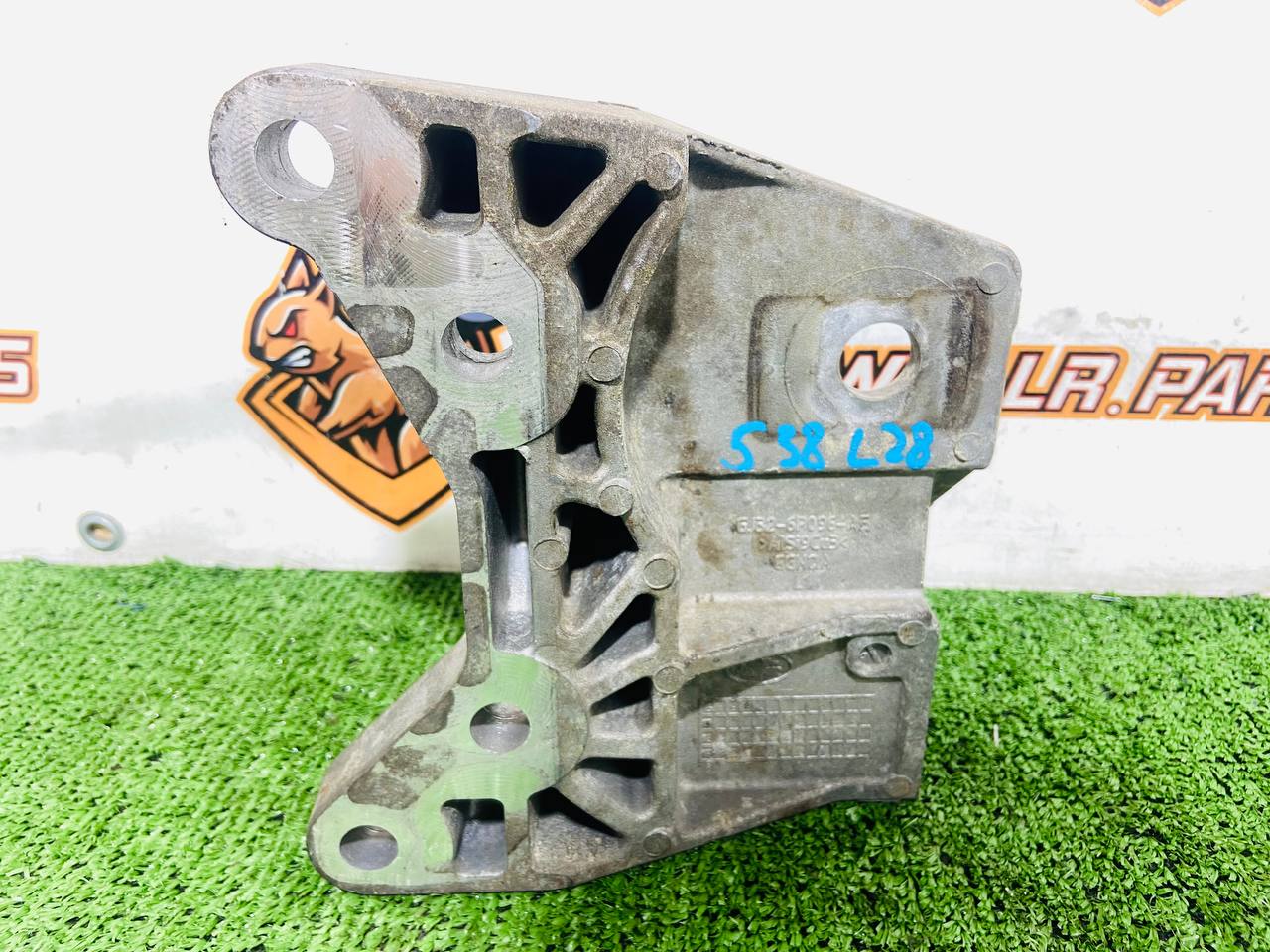 LR095899 Engine Mounting Bracket 2.0ie Right LAND ROVER DISCOVERY SPORT L550 2015- Used cost 65 € in stock 10 pcs.