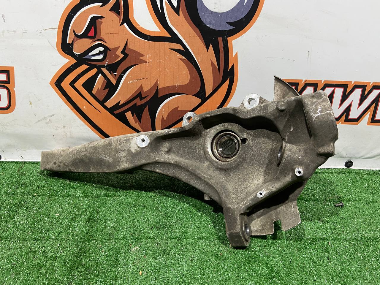 LR099176 Front right swivel hub (knuckle) Land Rover Discovery 5 L462 (2017-) Used cost 500 € in stock 1 pcs.
