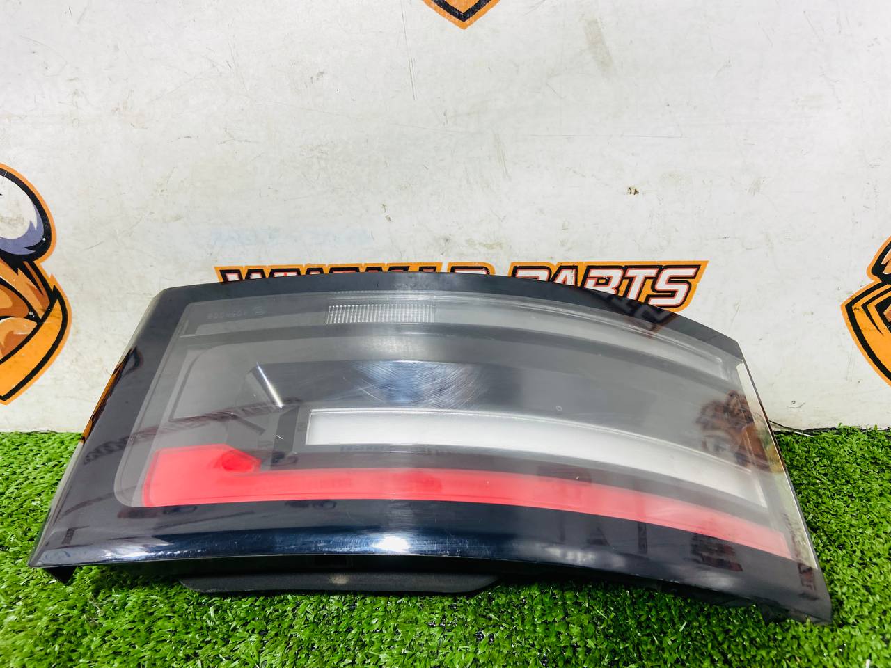 LR106837 Left rear light in the trunk lid Land Rover Discovery 5 L462 (2017-) Used cost € in stock 1 pcs.