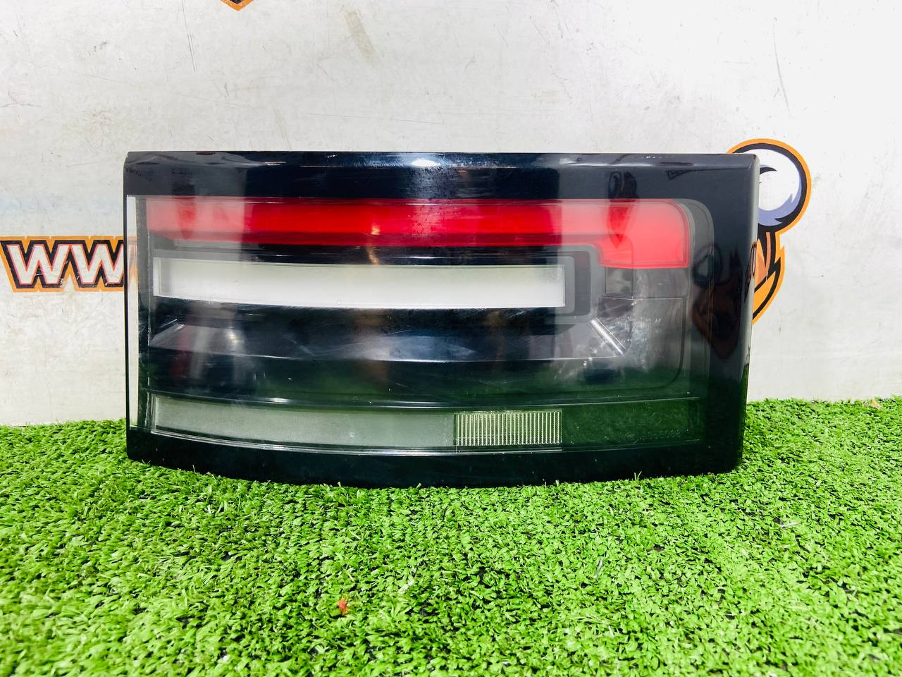 LR106837 Left rear light in the trunk lid Land Rover Discovery 5 L462 (2017-) Used cost € in stock 1 pcs.