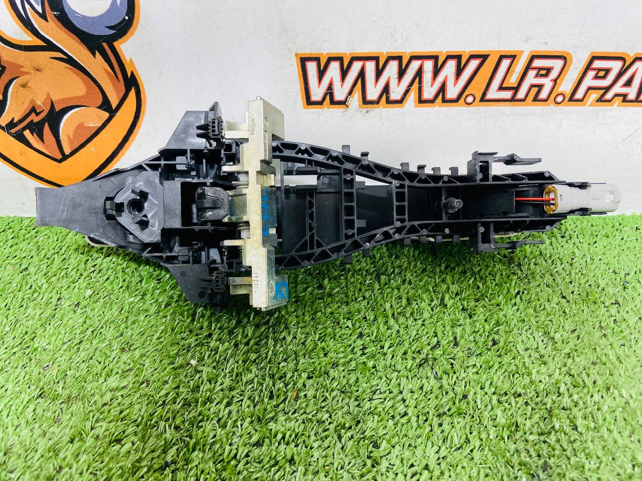 LR108184 Exterior rear left door handle assembly for Land Rover New Defender L663 (2020-) used"" cost € in stock 1 pcs.