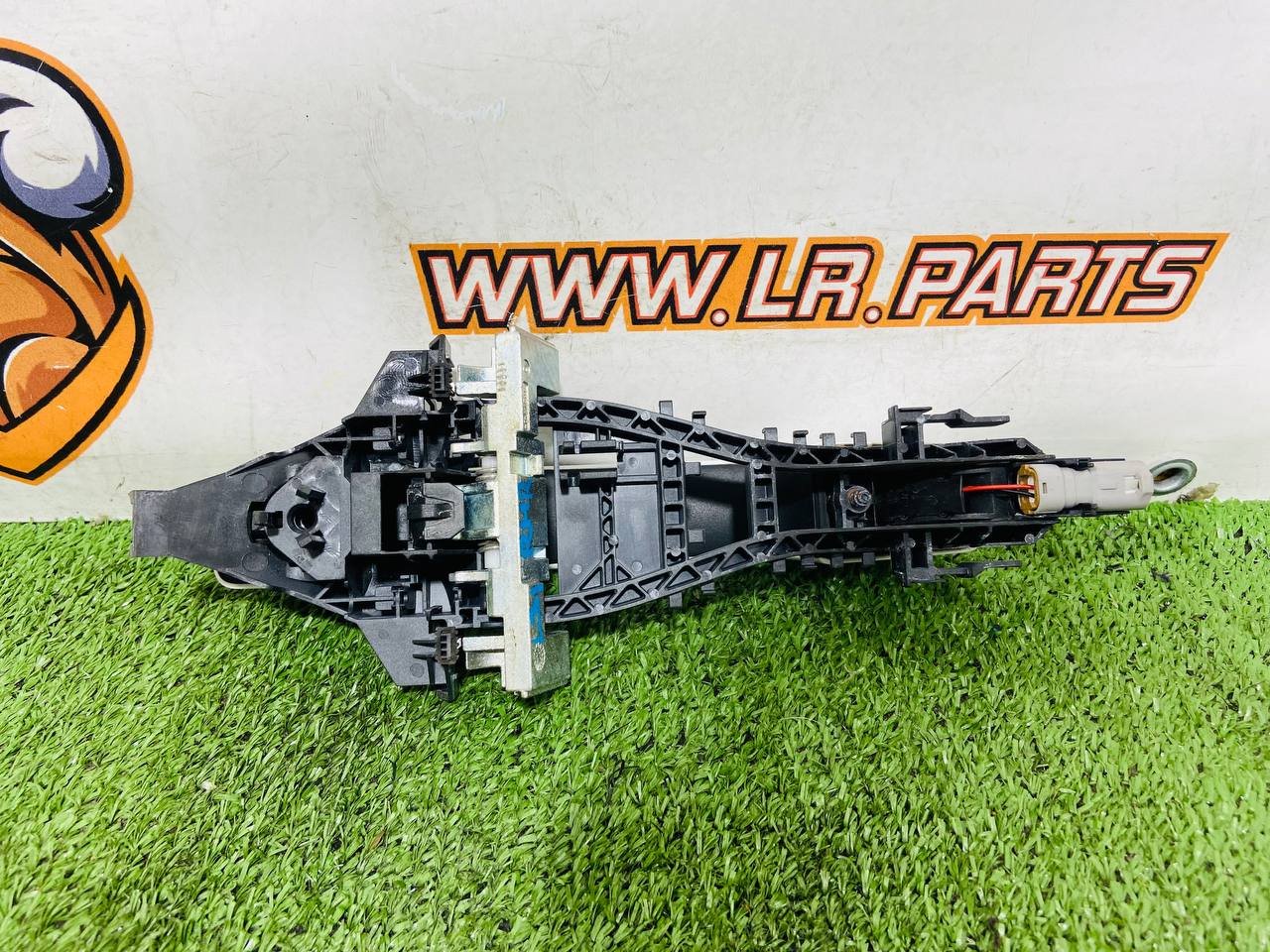 LR108184 Exterior rear right door handle assembly for Land Rover New Defender L663 (2020-) Used cost € in stock 1 pcs.