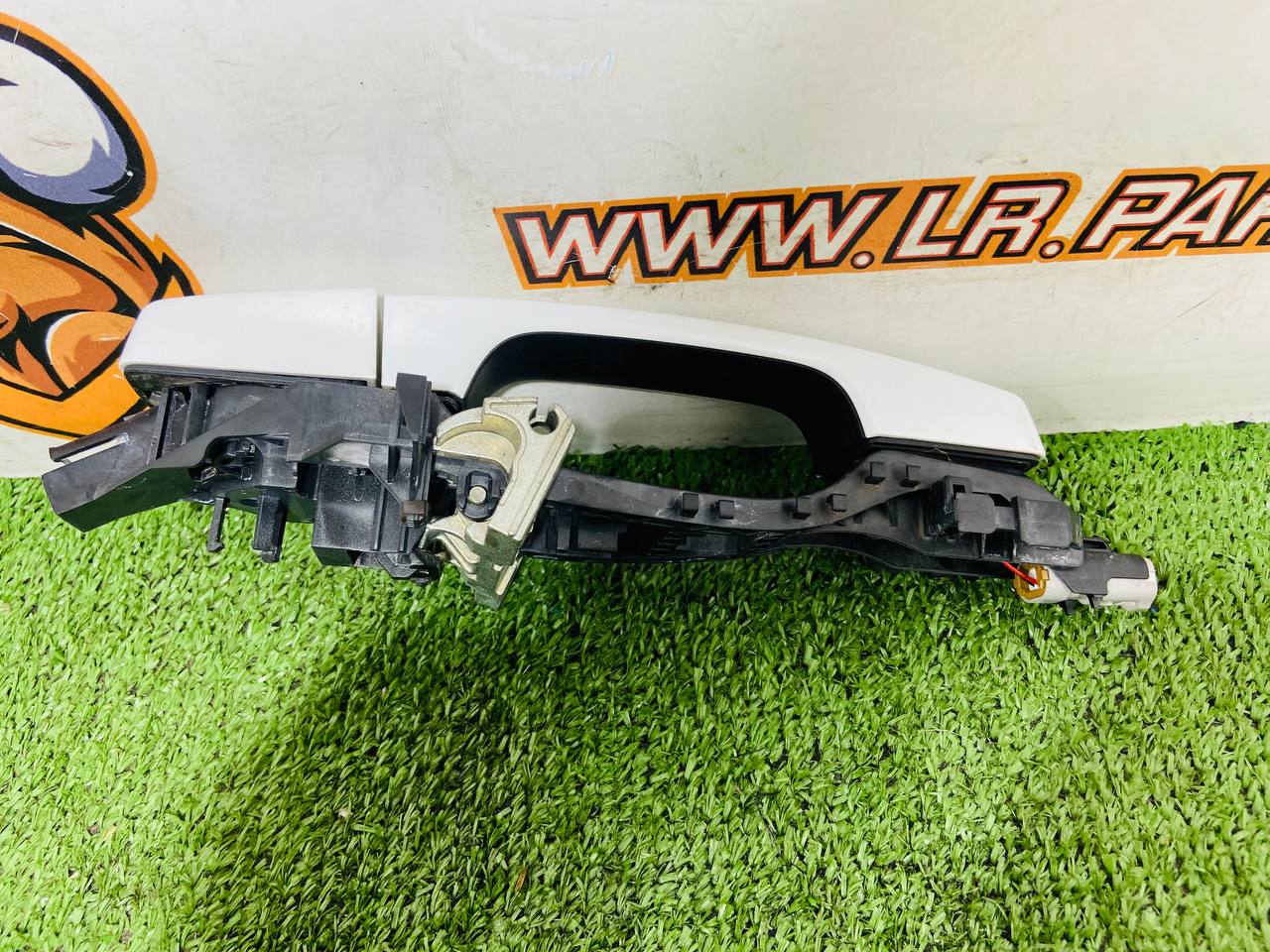 LR108184 Exterior rear left door handle assembly for Land Rover New Defender L663 (2020-) used"" cost € in stock 1 pcs.