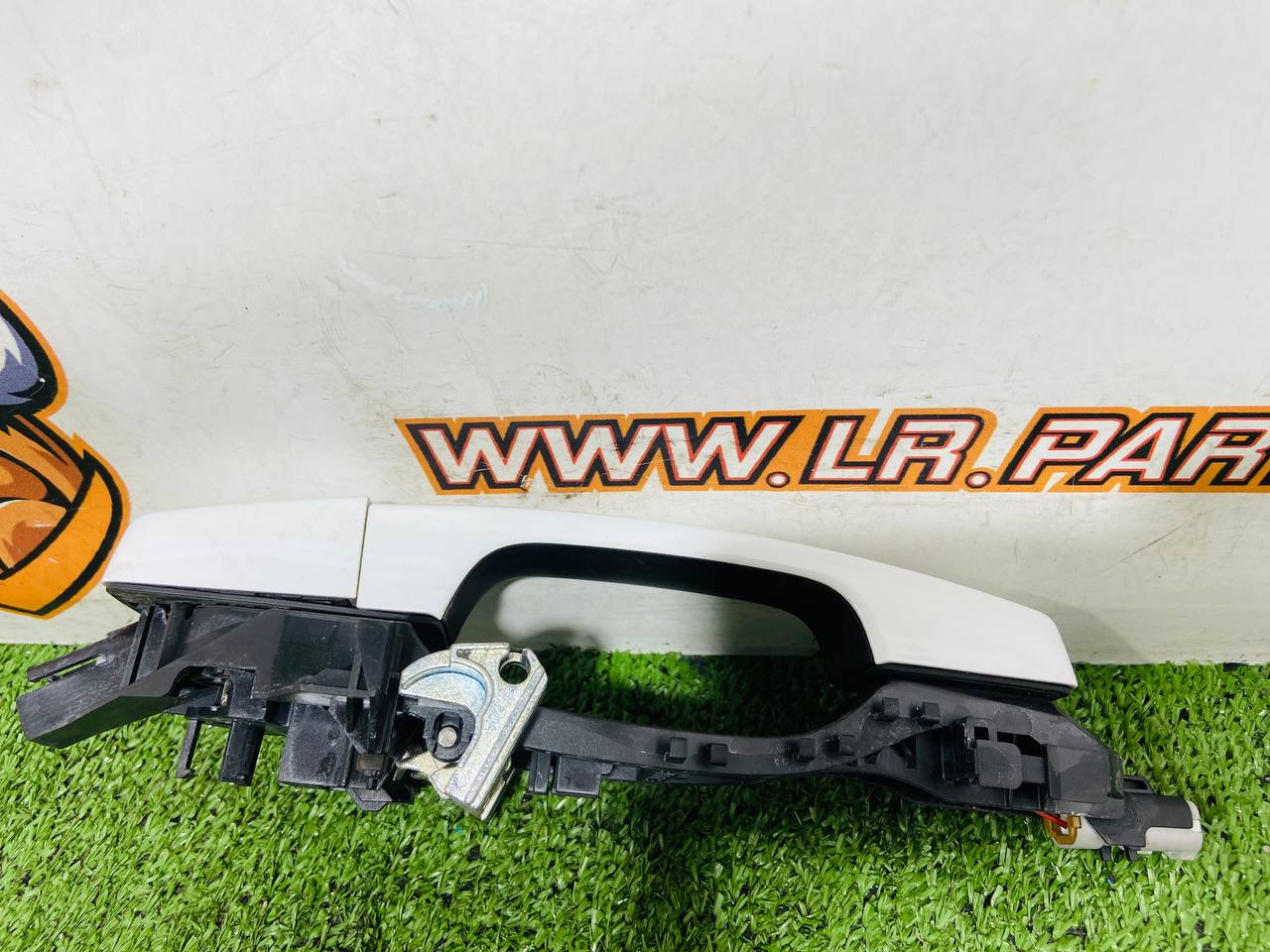 LR108184 Exterior rear right door handle assembly for Land Rover New Defender L663 (2020-) Used cost € in stock 1 pcs.