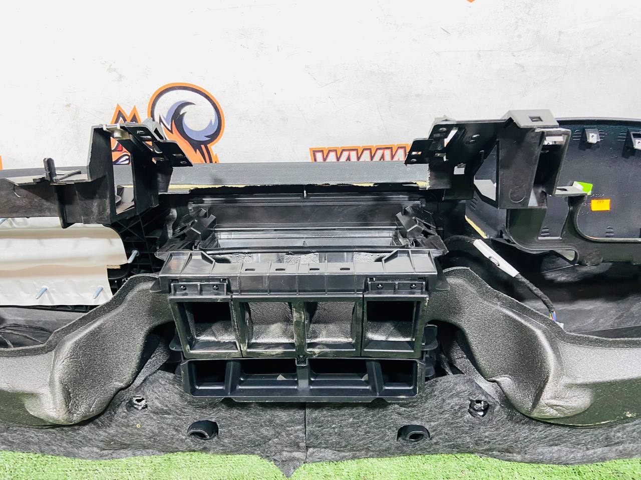 LR109411 Torpedo Land Rover Discovery 5 L462 (2017-) Used cost € in stock 1 pcs.