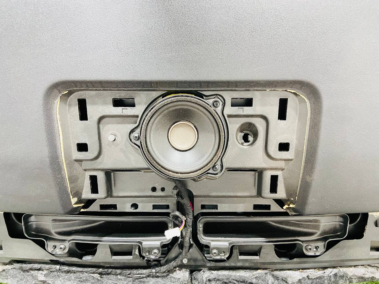 LR109411 Torpedo Land Rover Discovery 5 L462 (2017-) Used - Image 13