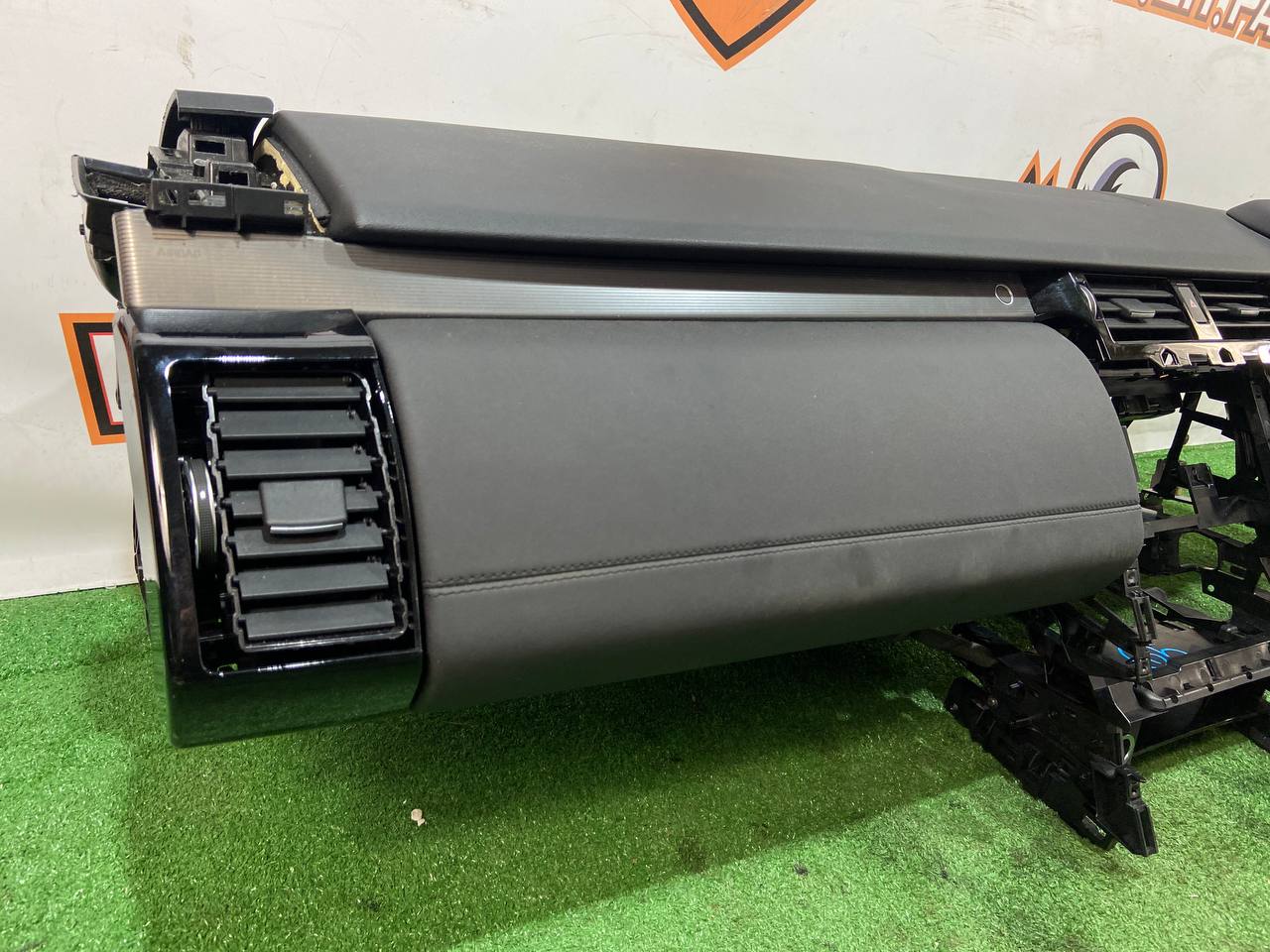 LR109411 Torpedo Land Rover Discovery 5 L462 (2017-) Used cost € in stock 1 pcs.