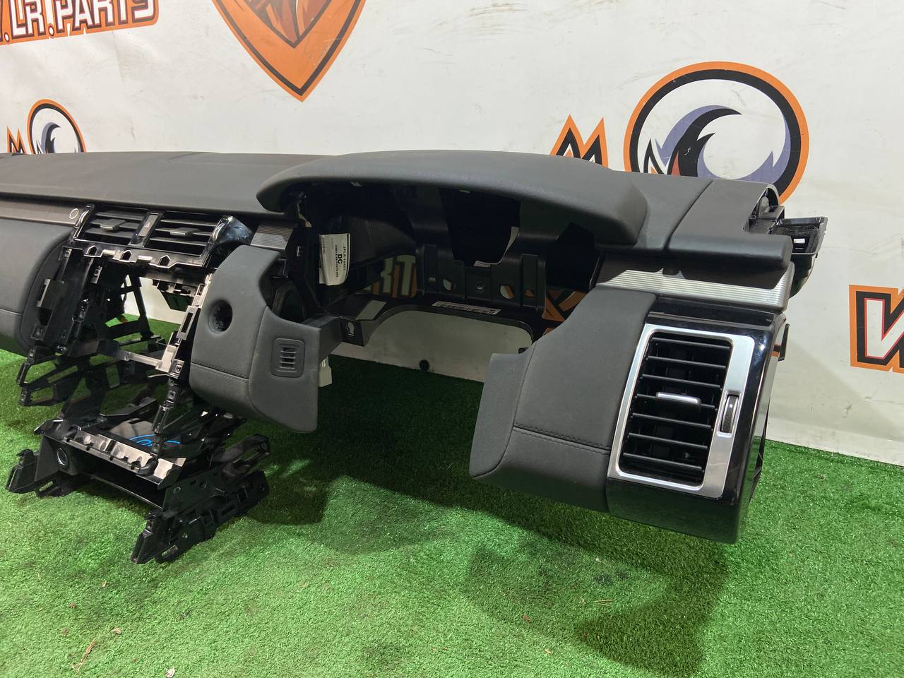 LR109411 Torpedo Land Rover Discovery 5 L462 (2017-) Used cost € in stock 1 pcs.