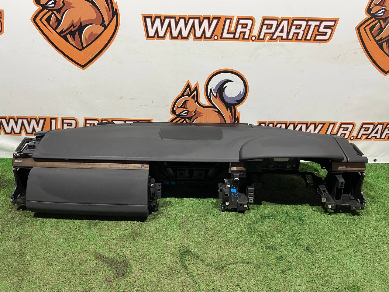 LR109411 Torpedo Land Rover Discovery 5 L462 (2017-) Used cost € in stock 1 pcs.