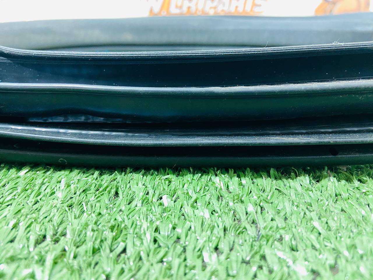 LR113842 Rear door seal on Land Rover Discovery 5 L462 (2017-) used cost € in stock 3 pcs.