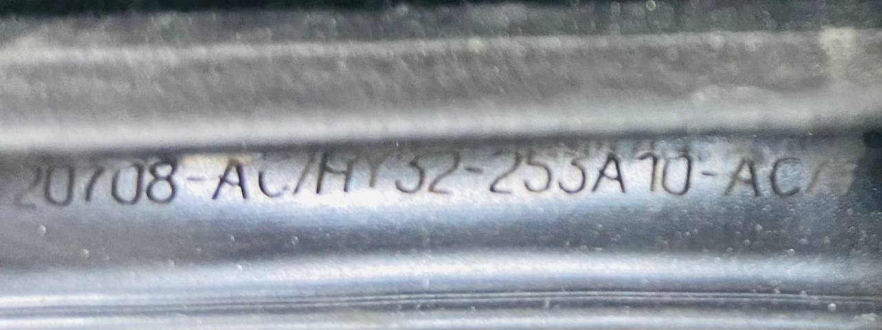 LR113842 Rear door seal on Land Rover Discovery 5 L462 (2017-) used cost € in stock 3 pcs.