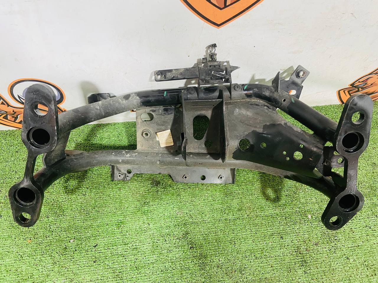 LR129039 Support for the gearbox of Land Rover New Defender L663 (2020-) Used cost € in stock 1 pcs.