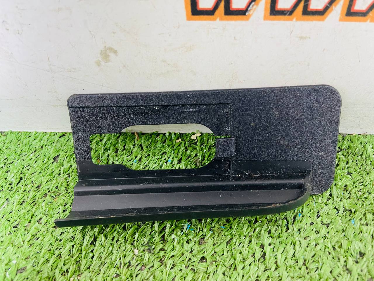 LR129604 Front Inner Left Seat Runner Cover Land Rover New Defender L663 (2020-) Used cost € in stock 1 pcs.