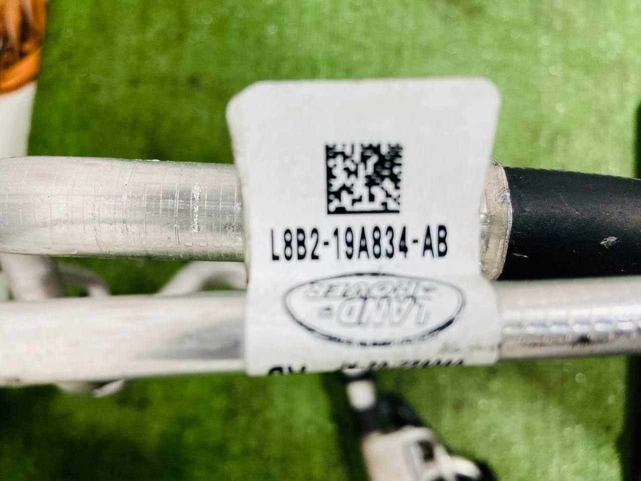 LR131155 Air conditioning pipe evaporator inlet/outlet double Land Rover New Defender L663 (2020-) Used cost € in stock 1 pcs.