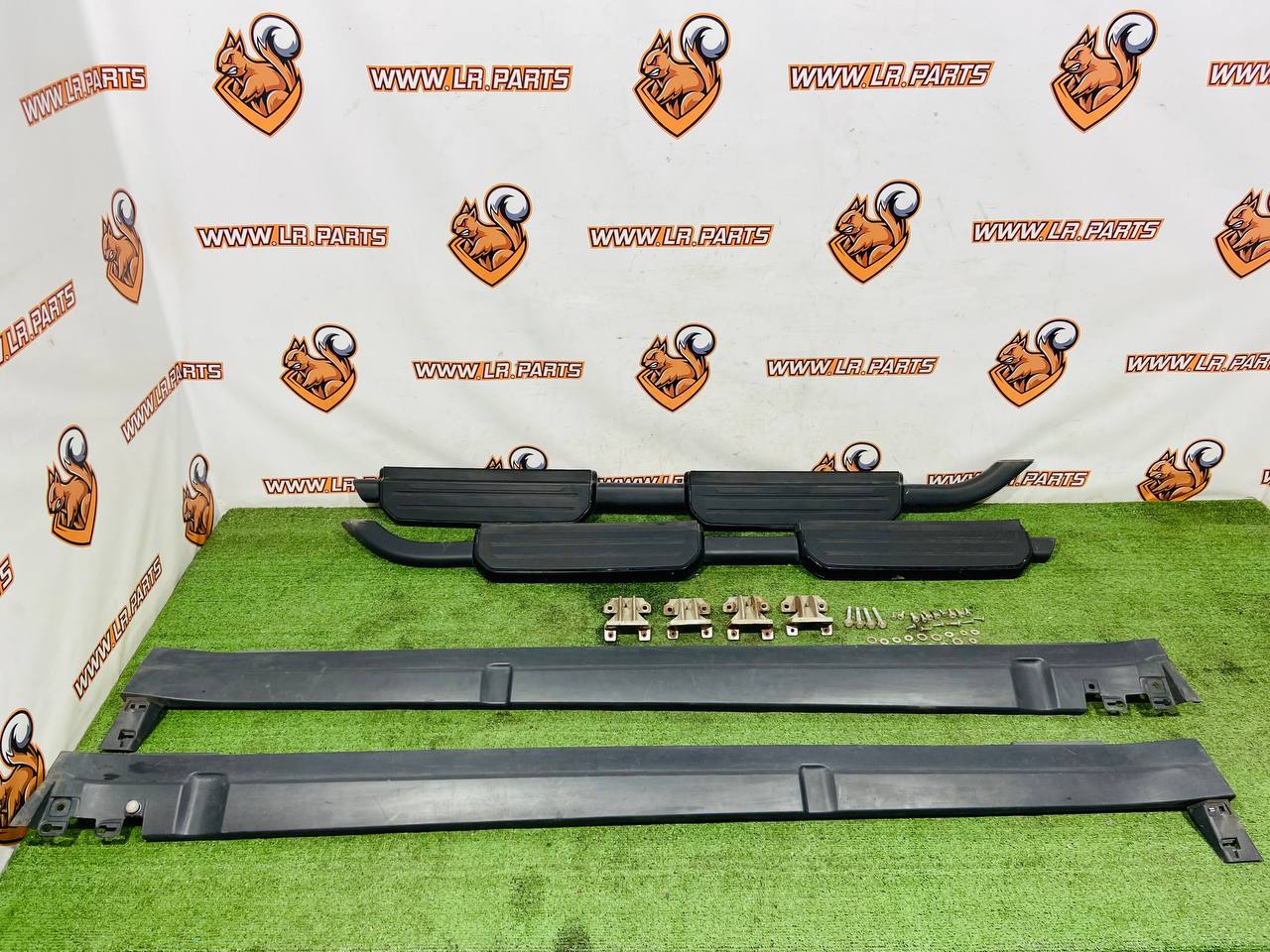 LR131563 Set of side step thresholds for Land Rover New Defender L663 (2020-) Used cost € in stock 1 pcs.