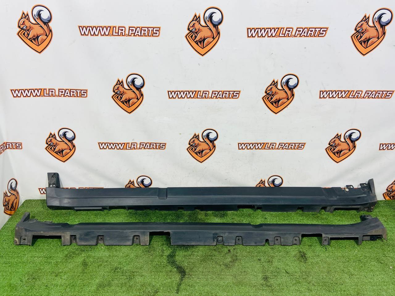 LR131563 Set of side step thresholds for Land Rover New Defender L663 (2020-) Used cost € in stock 1 pcs.