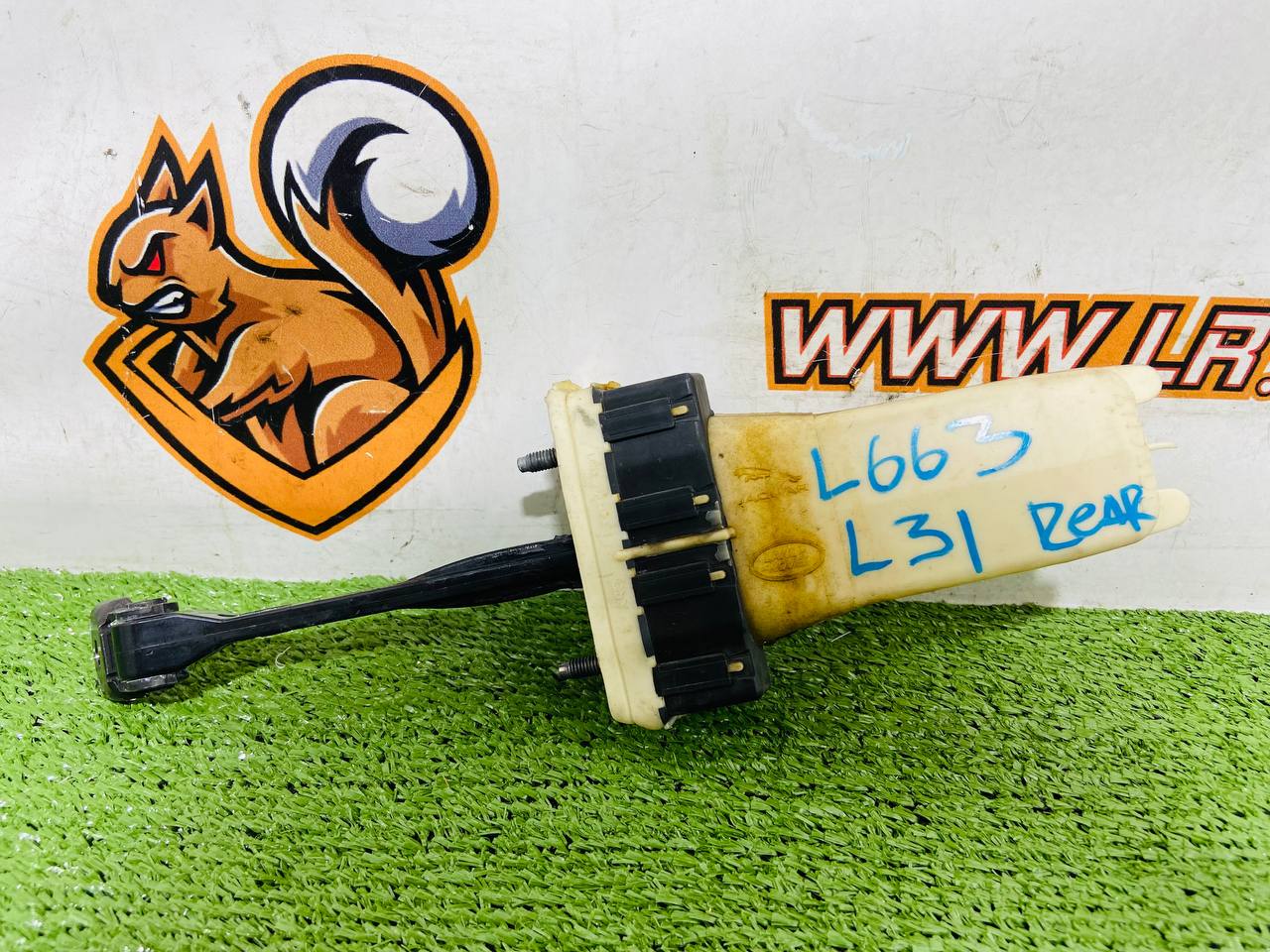 LR131659 Left/right rear door limiter + front Land Rover New Defender L663 (2020-) Second-hand cost 100 € in stock 4 pcs.
