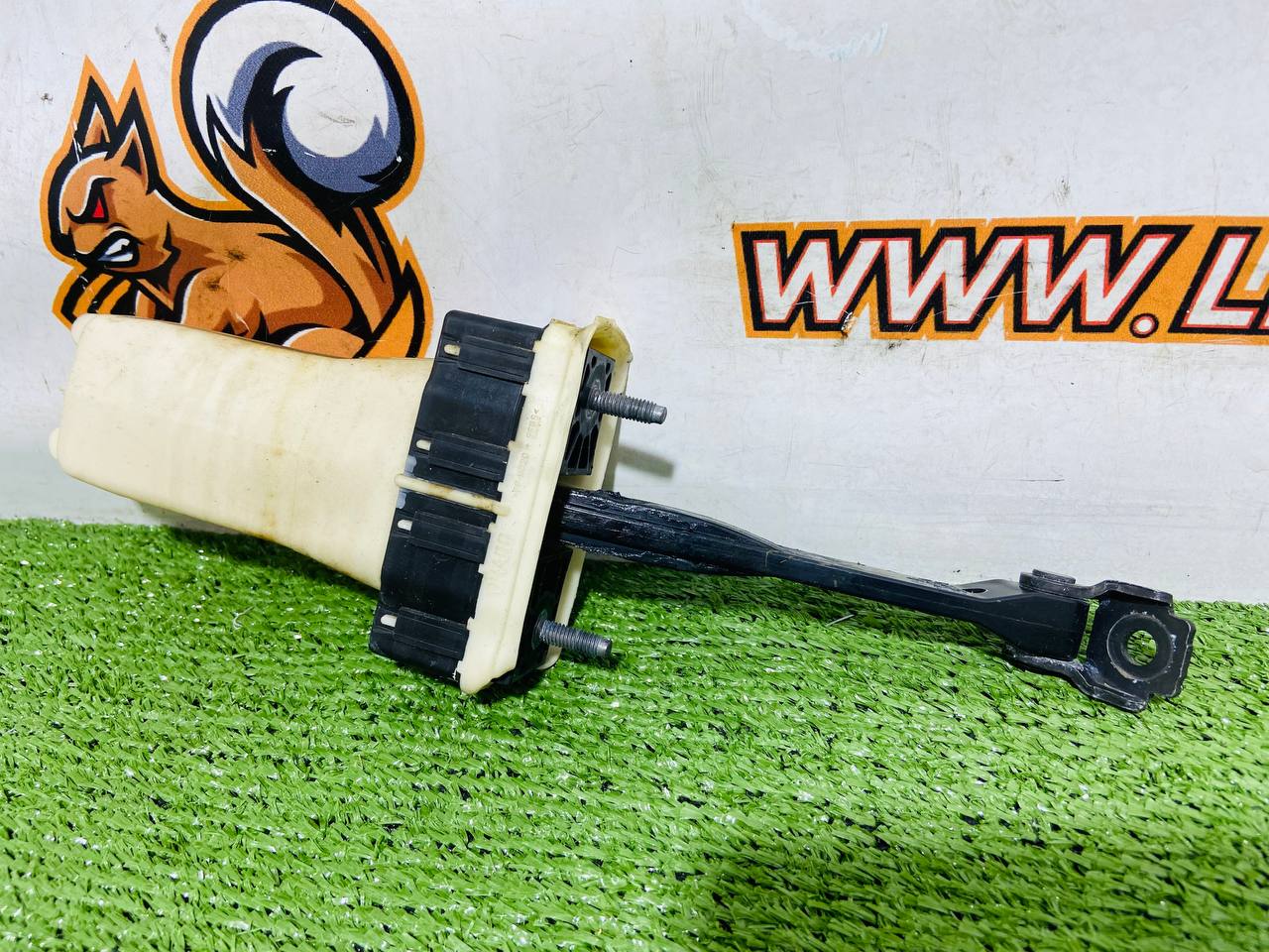LR131659 Left/right rear door limiter + front Land Rover New Defender L663 (2020-) Second-hand cost 100 € in stock 4 pcs.