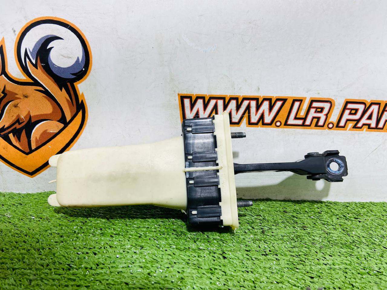 LR131659 Left/right rear door limiter + front Land Rover New Defender L663 (2020-) Second-hand cost 100 € in stock 4 pcs.