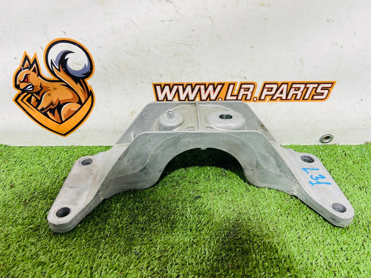LR131706 Intermediate Support Bracket for Land Rover New Defender L663 (2020-) Used cost € in stock 1 pcs.