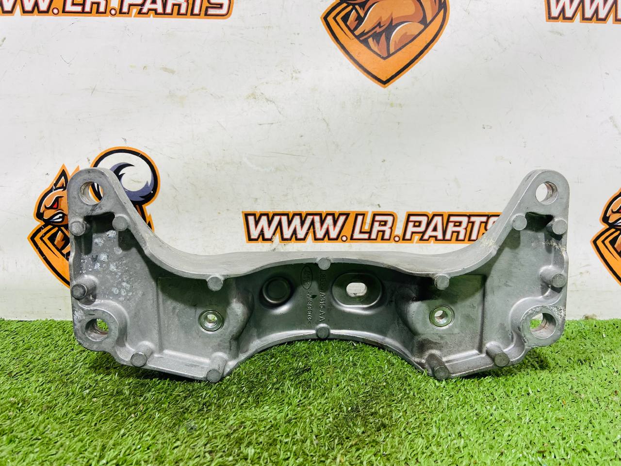 LR131706 Intermediate Support Bracket for Land Rover New Defender L663 (2020-) Used cost € in stock 1 pcs.