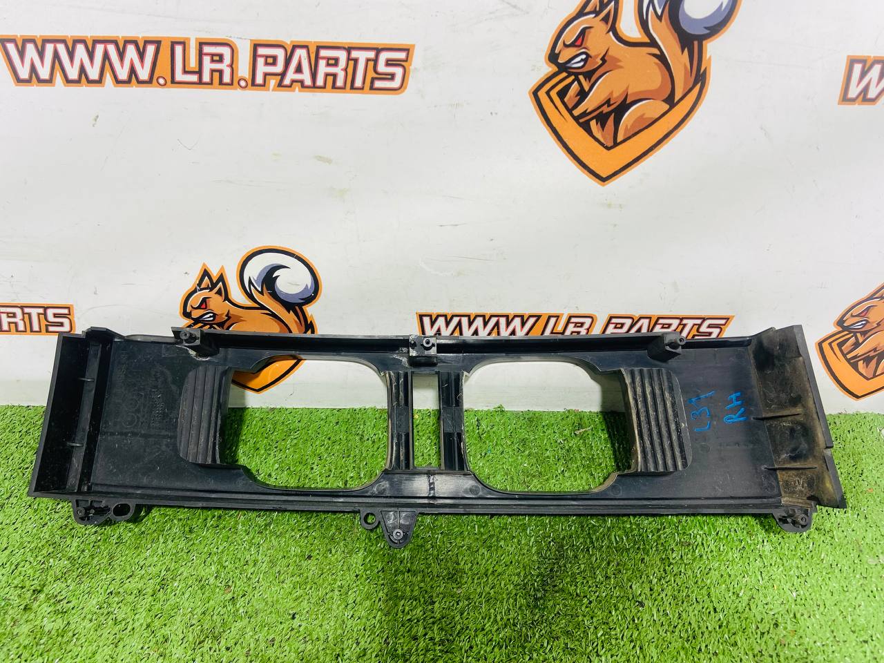 LR131792 Right rear lamp cover for Land Rover New Defender L663 (2020-) Used cost € in stock 1 pcs.