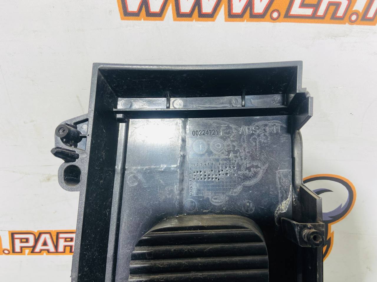 LR131792 Right rear lamp cover for Land Rover New Defender L663 (2020-) Used cost € in stock 1 pcs.