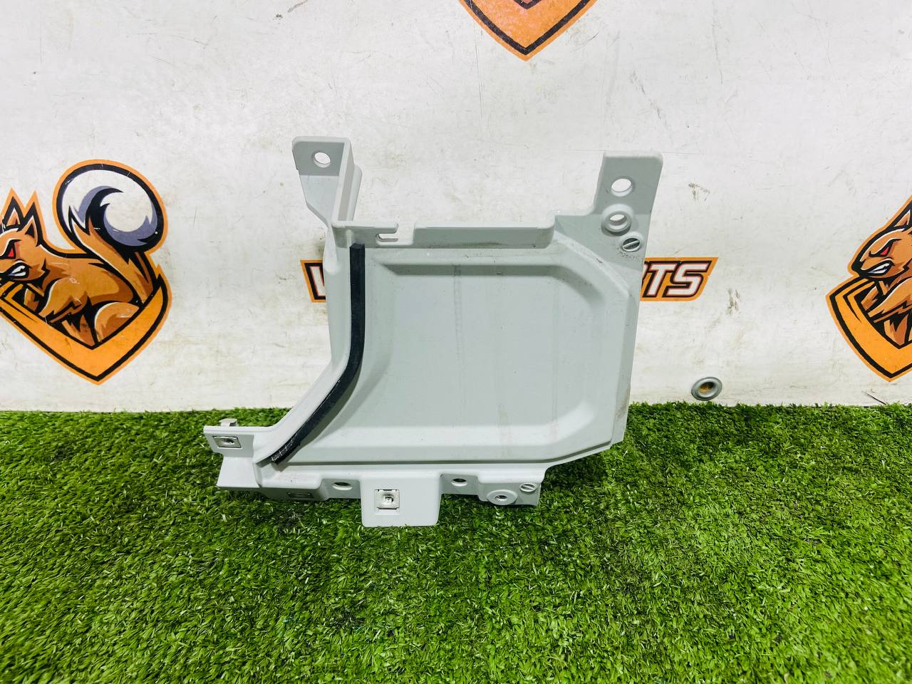 LR132194 Bracket for the driver's side dashboard panel Land Rover New Defender L663 (2020-) used cost € in stock 1 pcs.