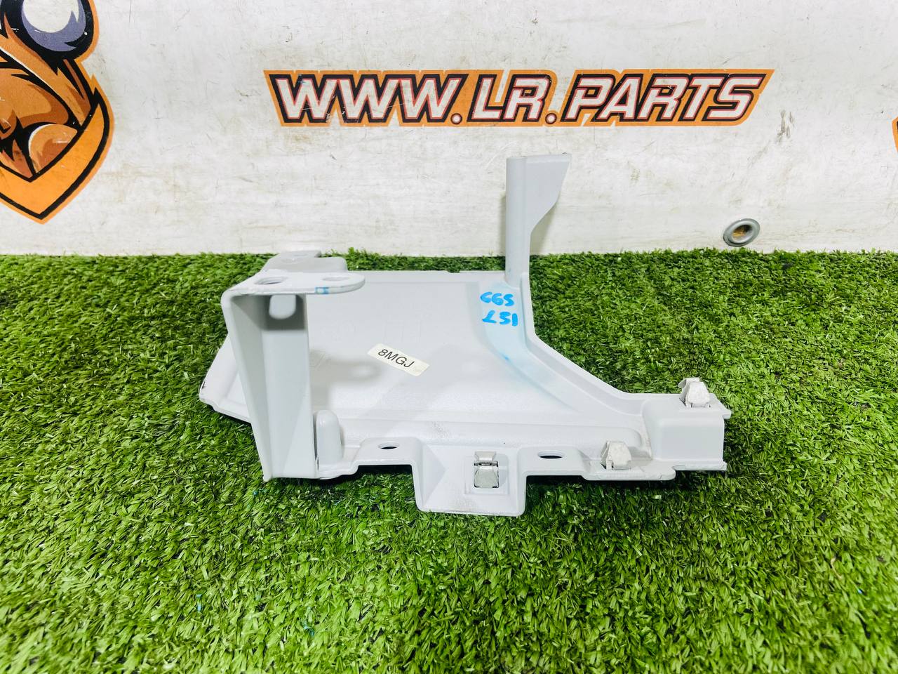 LR132194 Bracket for the driver's side dashboard panel Land Rover New Defender L663 (2020-) used cost € in stock 1 pcs.