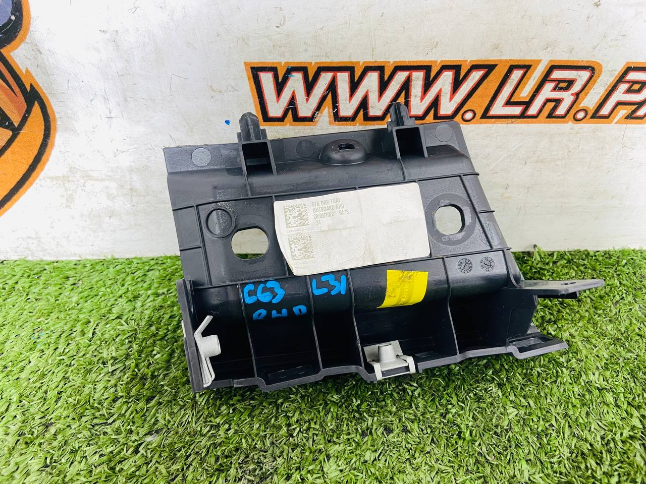 LR132240 Instrument panel insert RHD tray driver's side Land Rover New Defender L663 (2020-) Used cost € in stock 1 pcs.