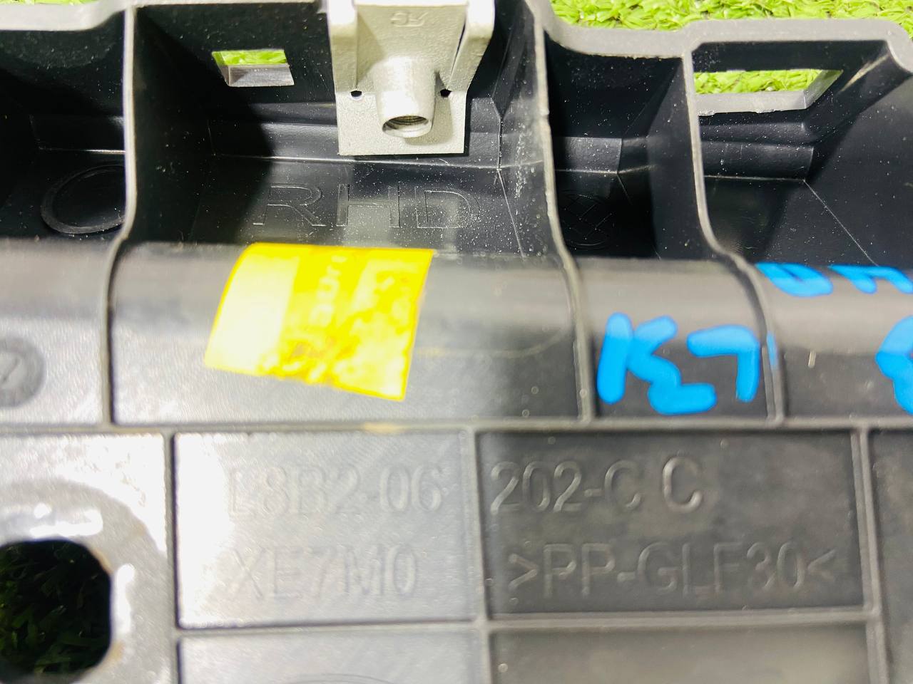 LR132240 Instrument panel insert RHD tray driver's side Land Rover New Defender L663 (2020-) Used cost € in stock 1 pcs.