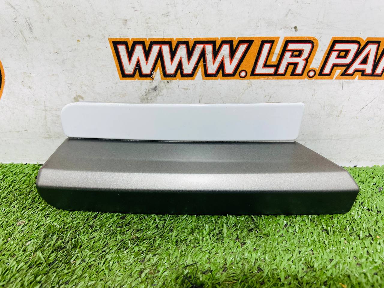 LR132635 Left rear bumper overlay for Land Rover New Defender L663 (2020-) Used cost € in stock 1 pcs.