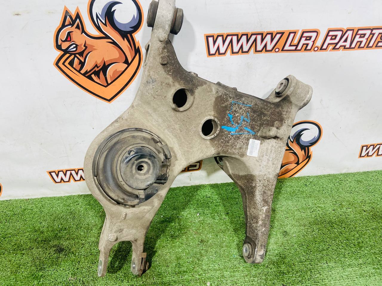 LR133675 Rear right lower lever Land Rover Discovery 5 L462 (2017-) Used cost 110 € in stock 1 pcs.