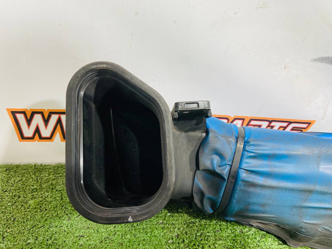 LR138753 Air duct of the air filter for Land Rover New Defender L663 (2020-) Used cost € in stock 1 pcs.