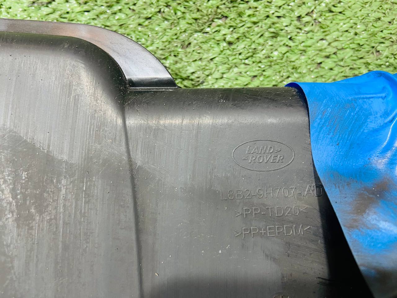 LR138753 Air duct of the air filter for Land Rover New Defender L663 (2020-) Used cost € in stock 1 pcs.