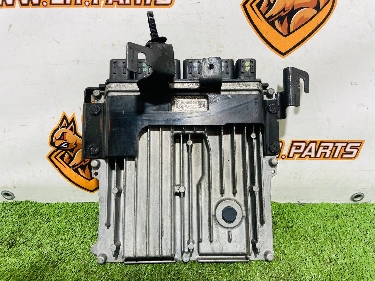 LR141207 Engine control unit L460, Sport L461, New Defender L663, Land Rover Discovery 5 L462 (2017-) Used cost € in stock 4 pcs.