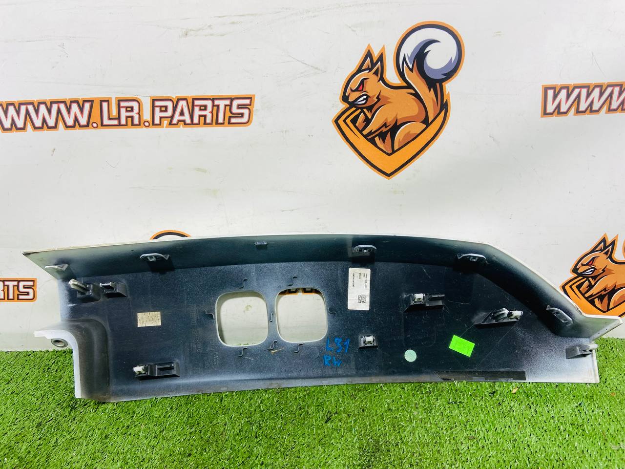 LR146036 Right rear light cover for Land Rover New Defender L663 (2020-) Used cost 70 € in stock 1 pcs.