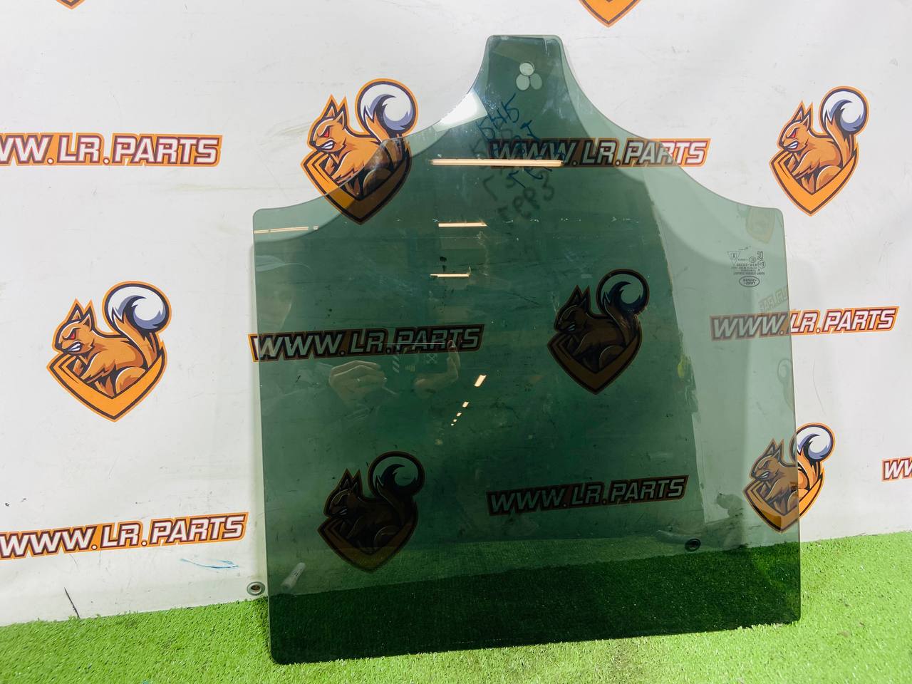 LR146293 Rear right door glass for Land Rover New Defender L663 (2020-) Used cost € in stock 1 pcs.