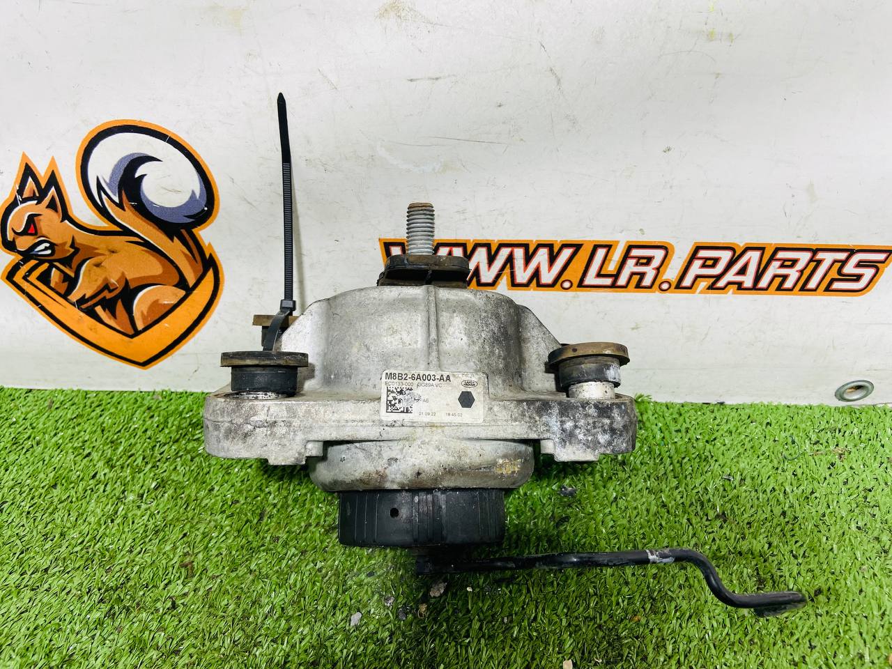 LR146350 Left right engine mount Land Rover New Defender L663 (2020-) Used cost € in stock 2 pcs.